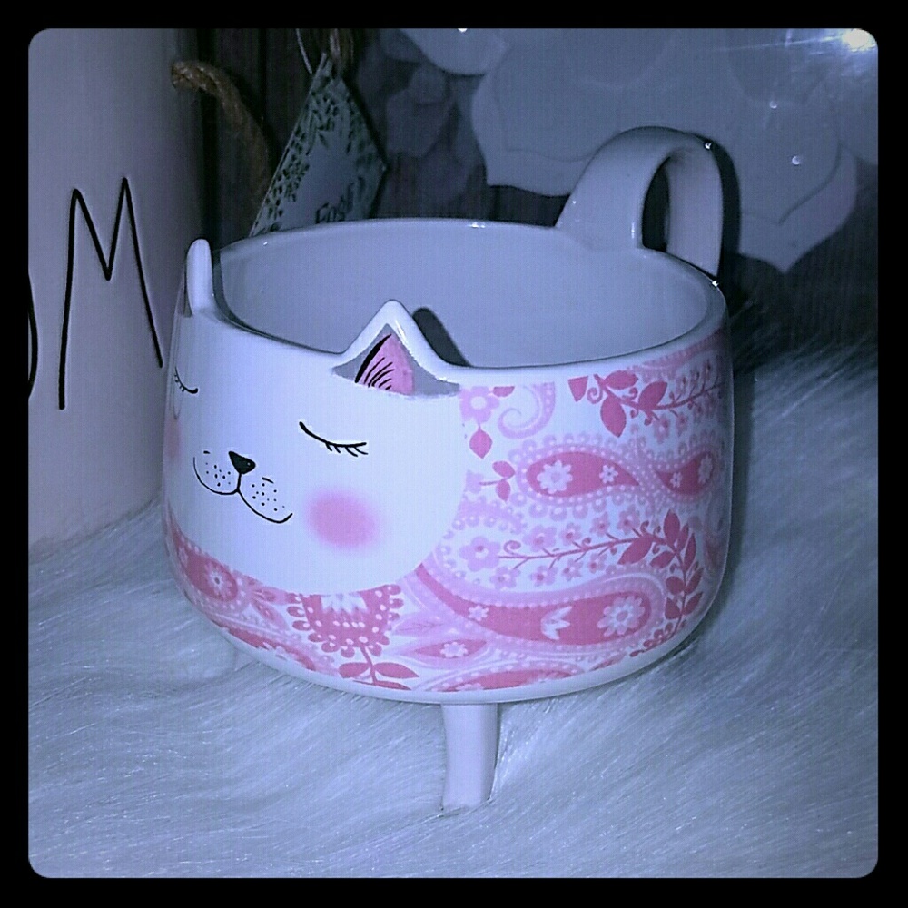 Figural cat mug